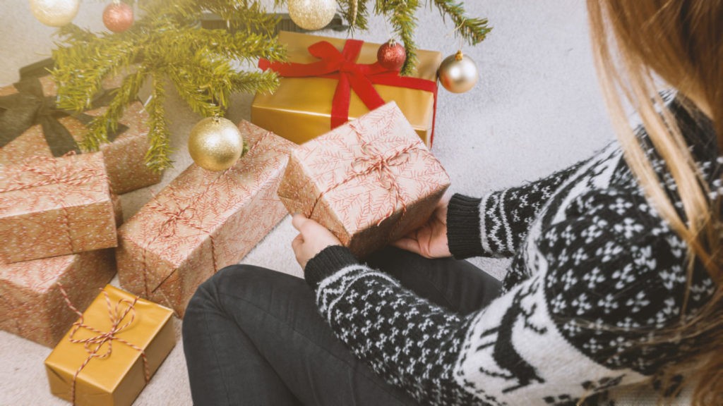 Idées de cadeaux slow fashion et déco à prix doux pour Noël - Cadeau emballé sous le sapin