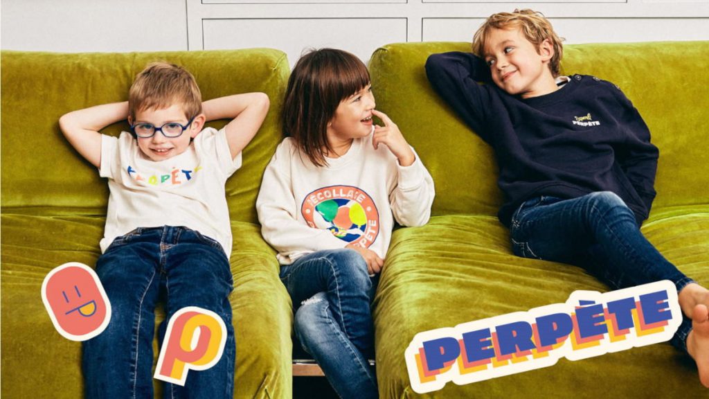 perpete_vetements_pour_enfants_en_coton_biologique_certifie_gots_portes_par_des_enfants_discutant_assis_dans_un_canape_julie_perrot_featured