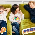 perpete_vetements_pour_enfants_en_coton_biologique_certifie_gots_portes_par_des_enfants_discutant_assis_dans_un_canape_julie_perrot_featured