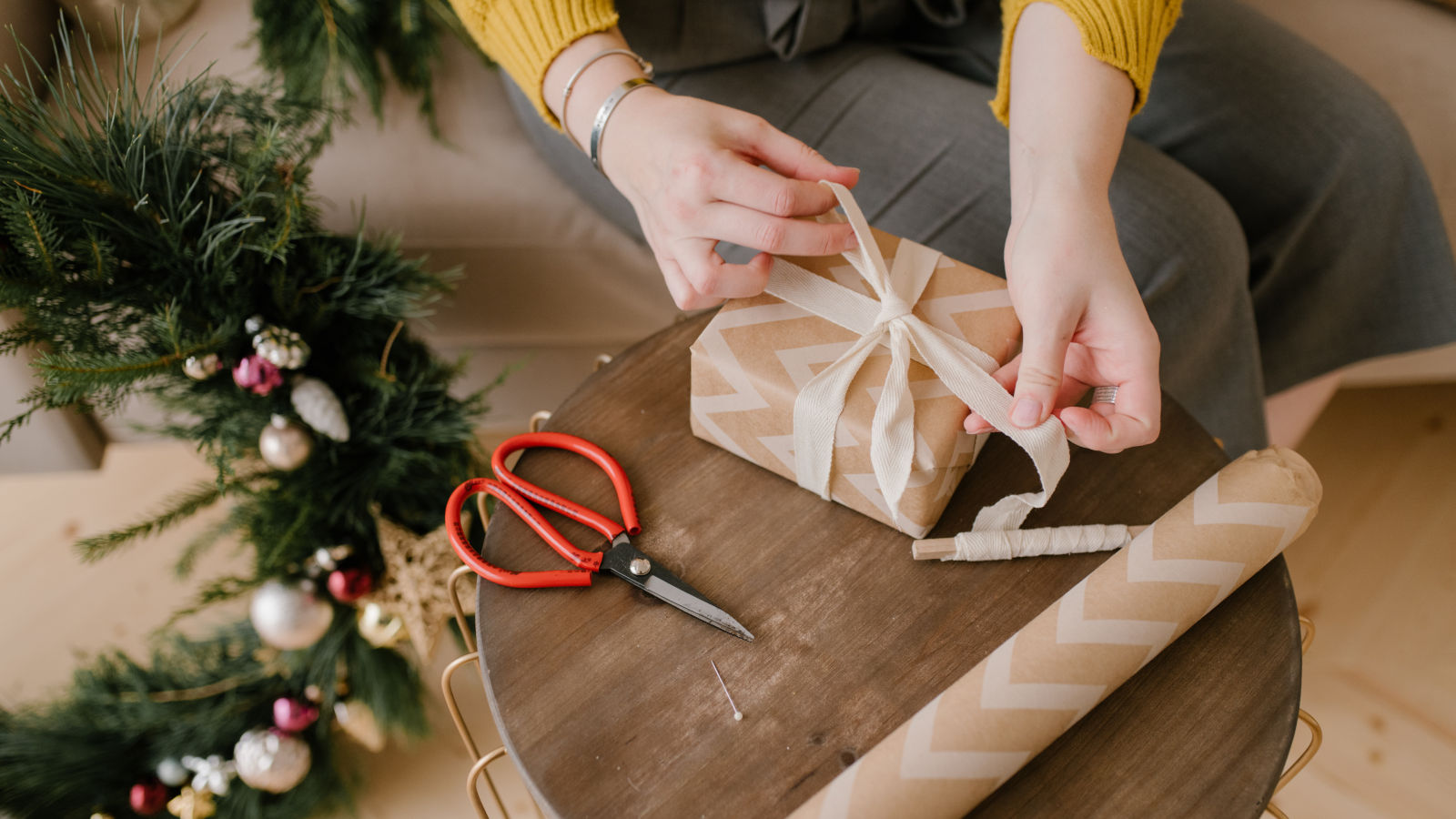 Papier cadeau de Noël doré durable avec sapins blancs - rouleau de papier  cadeau de 50 m