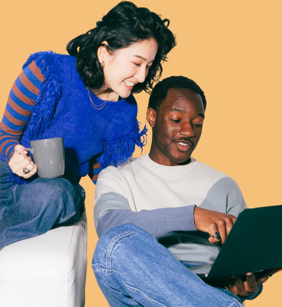 Femme et homme qui découvrent la plateforme swa sur un ordinateur portable